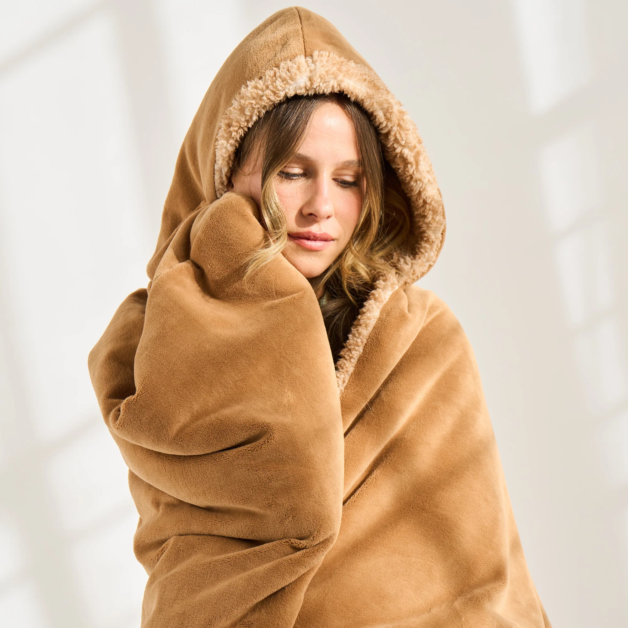 COZY HOODED THROW TAUPE - Image 4
