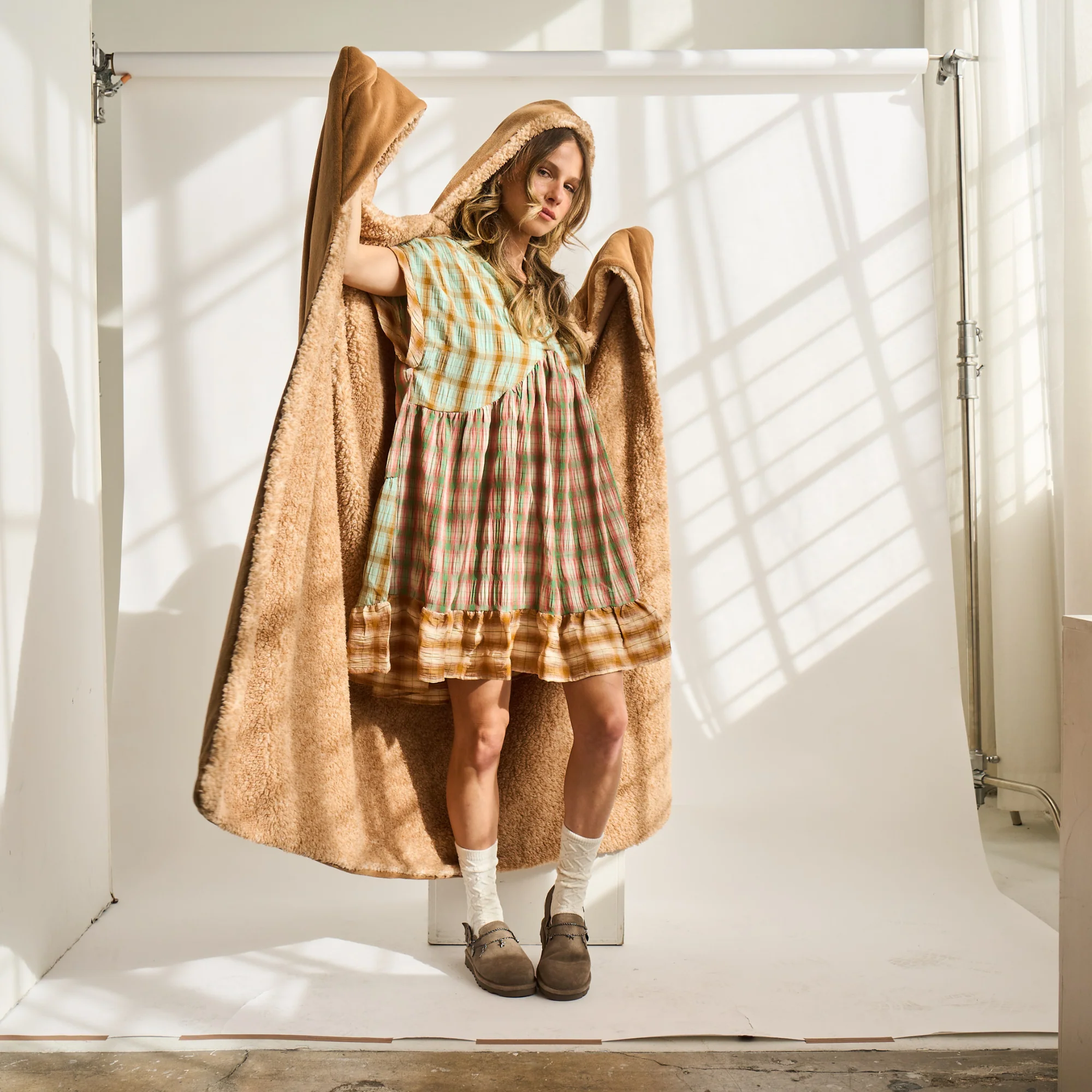 COZY HOODED THROW TAUPE - Image 6